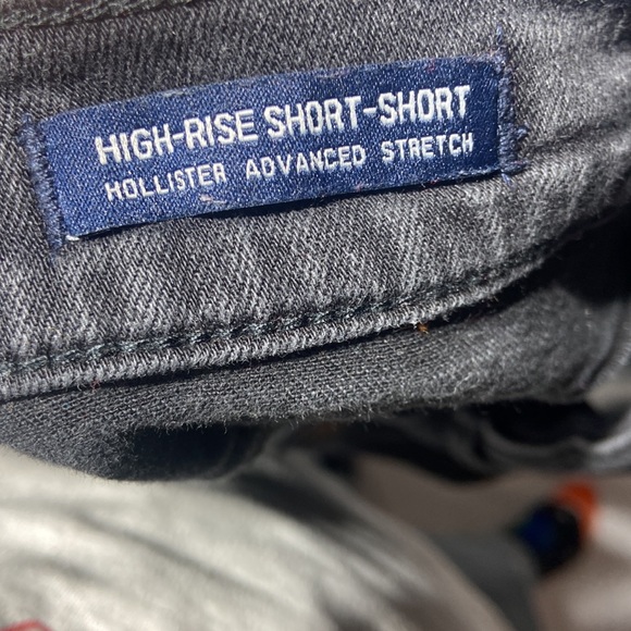 HOLLISTER ULTRA HIGH-RISE BLACK VINTAGE RELAXED DENIM MOM SHORT (7) - Picture 3 of 6